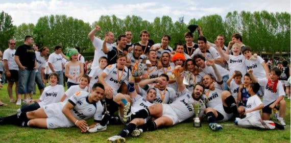 Bwin Pozuelo Boadilla CRC celebrando un título conseguido.