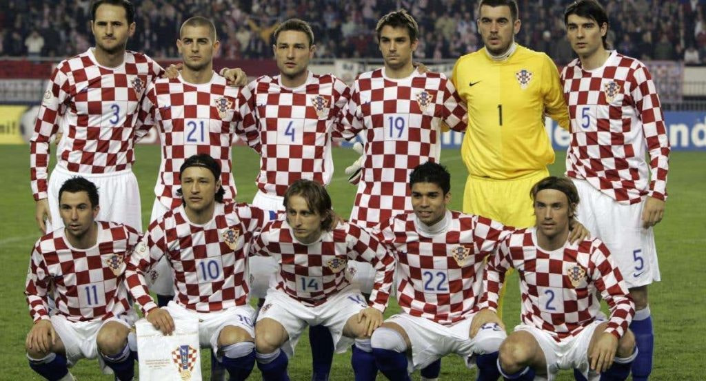 Šimić (abajo a la derecha) jugó con Modric en la selección.
