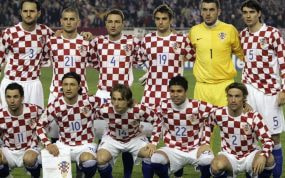 Šimić (abajo a la derecha) jugó con Modric en la selección.