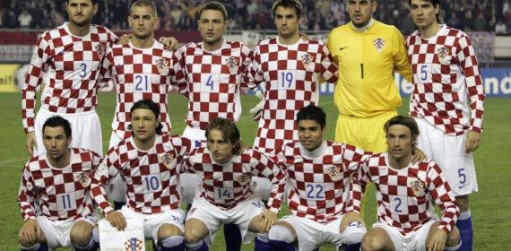 Šimić (abajo a la derecha) jugó con Modric en la selección.