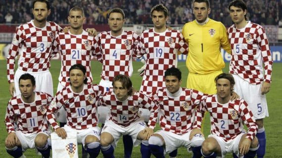 Šimić (abajo a la derecha) jugó con Modric en la selección.