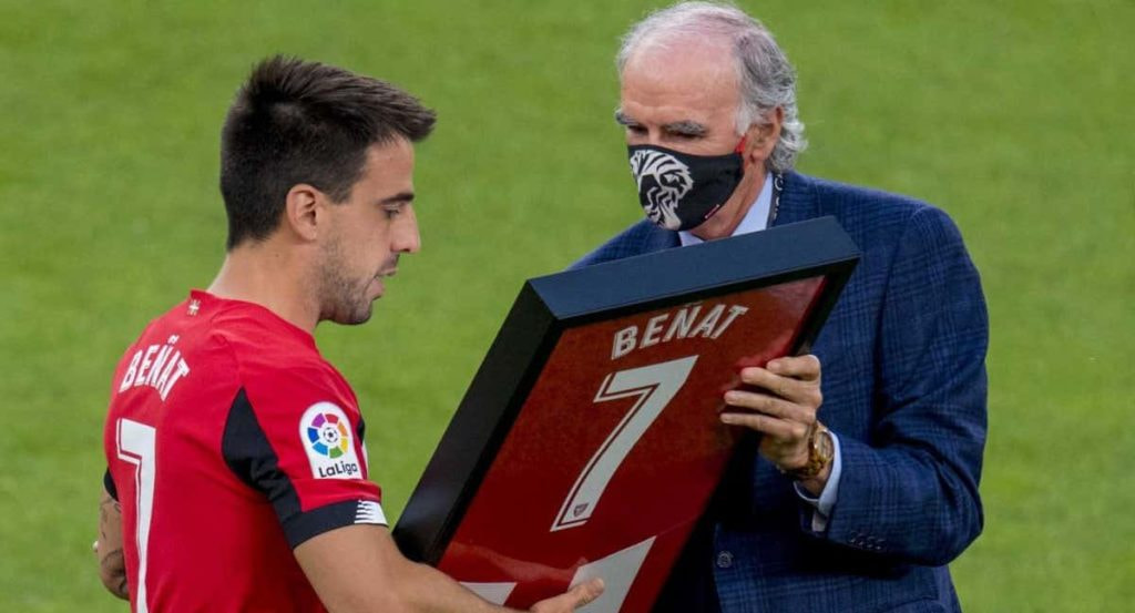 Beñat recibe de manos de José Ángel Iribar un obsequio en su despedida en San Mamés.