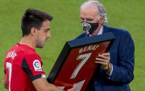 Beñat recibe de manos de José Ángel Iribar un obsequio en su despedida en San Mamés.