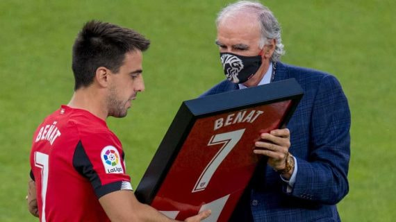 Beñat recibe de manos de José Ángel Iribar un obsequio en su despedida en San Mamés.