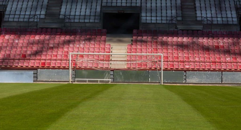 Una foto de un estadio de un club actualmente en Segunda RFEF (no es el que está en venta).