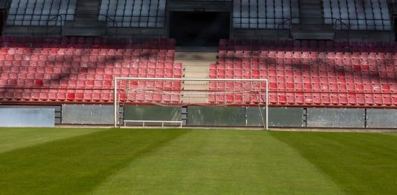 Una foto de un estadio de un club actualmente en Segunda RFEF (no es el que está en venta).