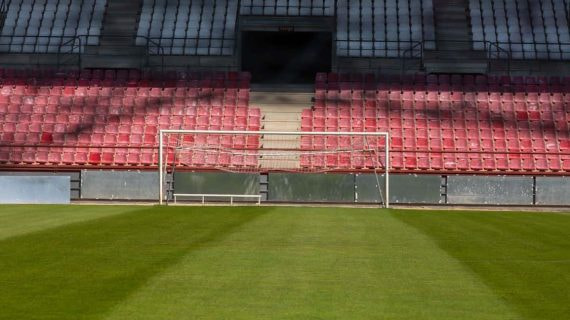 Una foto de un estadio de un club actualmente en Segunda RFEF (no es el que está en venta).
