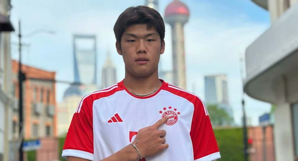 Guo Jiaxuan posa con la camiseta del Bayern.