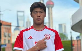 Guo Jiaxuan posa con la camiseta del Bayern.
