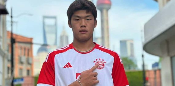 Guo Jiaxuan posa con la camiseta del Bayern.