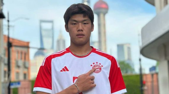 Guo Jiaxuan posa con la camiseta del Bayern.