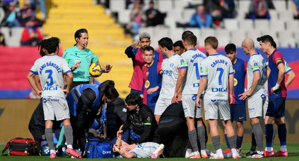 Los jugadores, tendidos en el suelo junto a sus compañeros en el transcurso del encuentro.