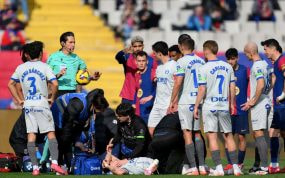 Los jugadores, tendidos en el suelo junto a sus compañeros en el transcurso del encuentro.