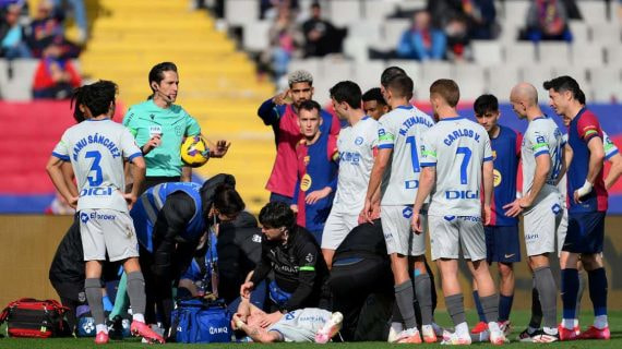 Los jugadores, tendidos en el suelo junto a sus compañeros en el transcurso del encuentro.