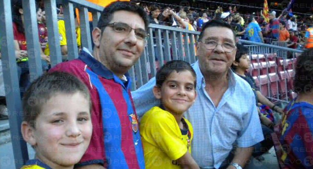 Gerard con su padre, Francesc, su abuelo, Paco, y su hermano, Arnau, el día que el Barça de Guardiola celebró el triplete.