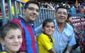 Gerard con su padre, Francesc, su abuelo, Paco, y su hermano, Arnau, el día que el Barça de Guardiola celebró el triplete.