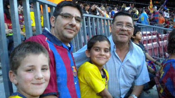 Gerard con su padre, Francesc, su abuelo, Paco, y su hermano, Arnau, el día que el Barça de Guardiola celebró el triplete.