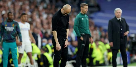 Pep Guardiola, cabizbajo, en el 3-1 del Real Madrid en 2022.