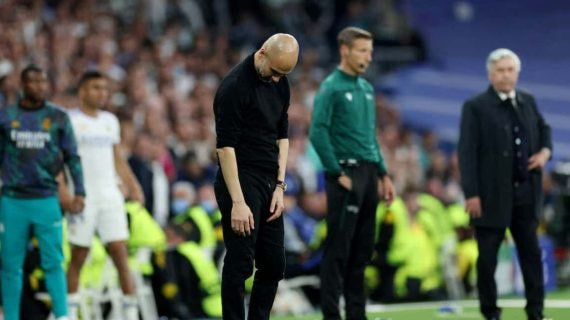Pep Guardiola, cabizbajo, en el 3-1 del Real Madrid en 2022.
