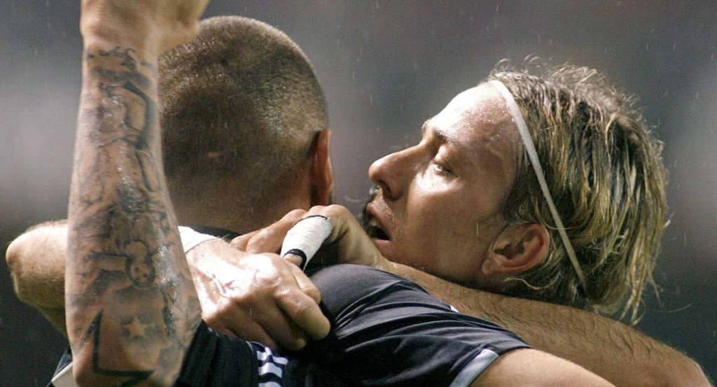 Guti y Benzema celebran un gol ante el Deportivo.