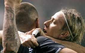Guti y Benzema celebran un gol ante el Deportivo.