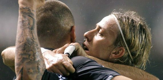 Guti y Benzema celebran un gol ante el Deportivo.