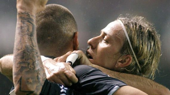 Guti y Benzema celebran un gol ante el Deportivo.