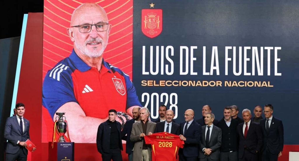 Luis de la Fuente con su cuerpo técnico durante la renovación con la Selección española.