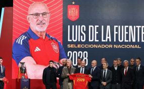 Luis de la Fuente con su cuerpo técnico durante la renovación con la Selección española.
