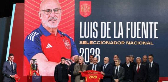 Luis de la Fuente con su cuerpo técnico durante la renovación con la Selección española.