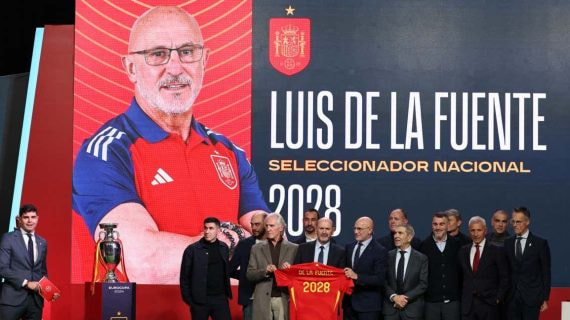 Luis de la Fuente con su cuerpo técnico durante la renovación con la Selección española.