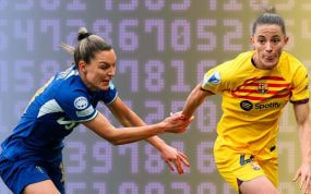 Johanna Rytting Kaneryd y Ona Batlle se disputan el balón en el Chelsea - Barcelona de Champions en 2024.