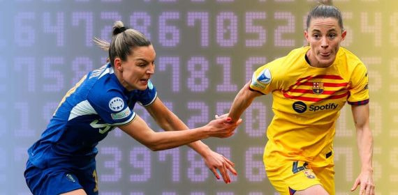 Johanna Rytting Kaneryd y Ona Batlle se disputan el balón en el Chelsea - Barcelona de Champions en 2024.