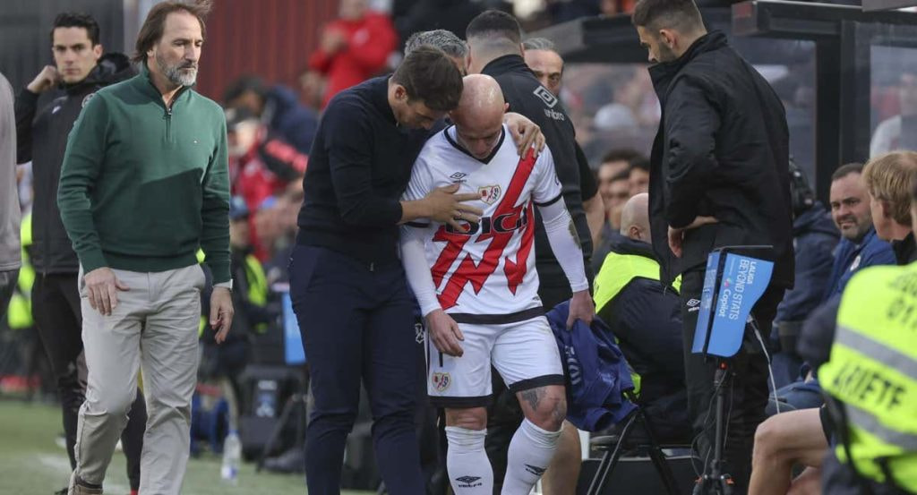 Isi se marcha lesionado.