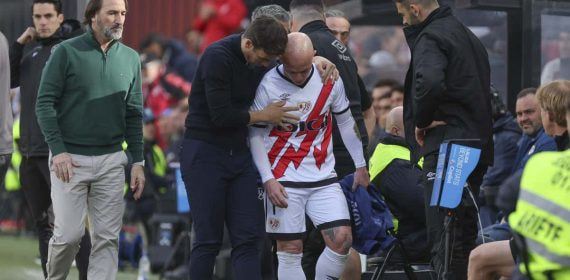 Isi se marcha lesionado.