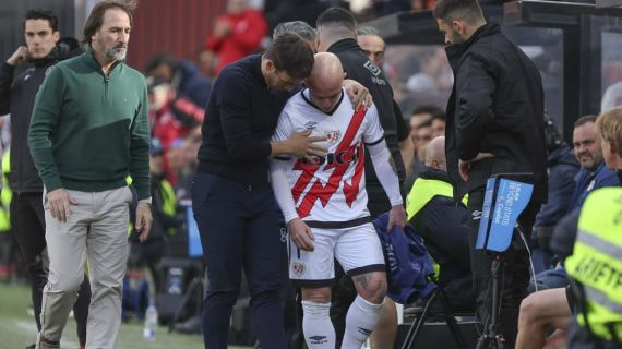 Isi se marcha lesionado.