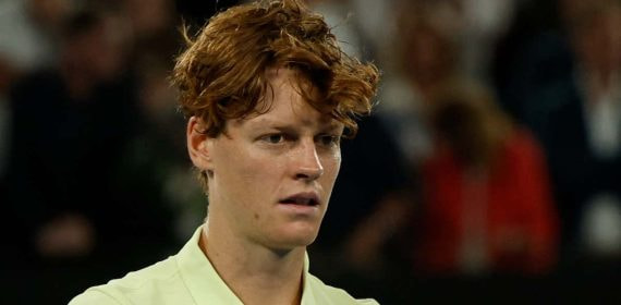 Jannik Sinner fue campeón del Open de Australia 2025, poco antes de ser sancionado tres meses por dopaje.
