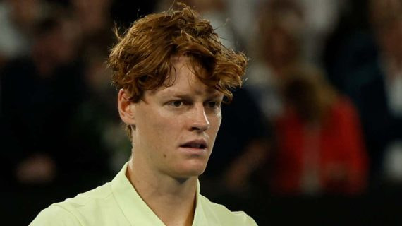 Jannik Sinner fue campeón del Open de Australia 2025, poco antes de ser sancionado tres meses por dopaje.