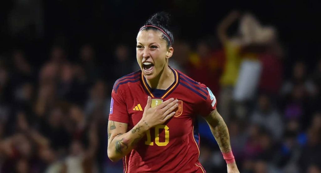 Jenni Hermoso, jugadora de la Selección, celebra un gol con España.