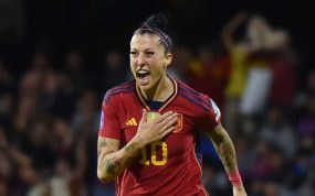 Jenni Hermoso, jugadora de la Selección, celebra un gol con España.