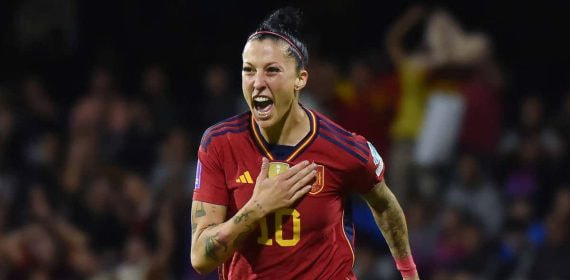 Jenni Hermoso, jugadora de la Selección, celebra un gol con España.