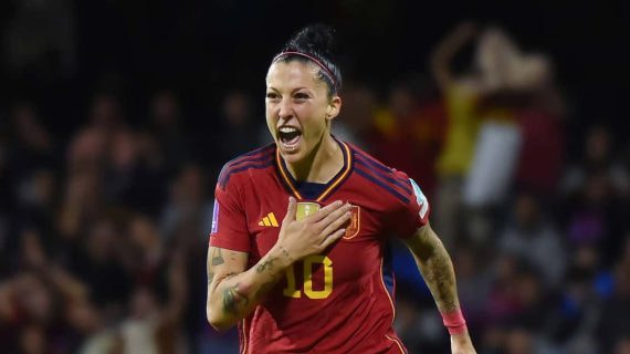 Jenni Hermoso, jugadora de la Selección, celebra un gol con España.