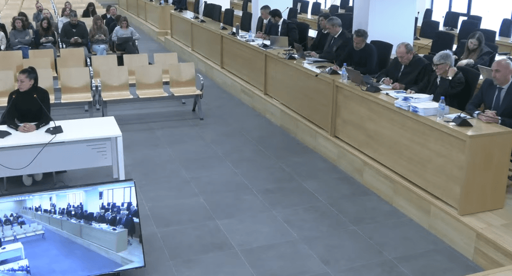 Jenni Hermoso declara ante el juez con la presencia de Luis Rubiales, acusado, en la sala.