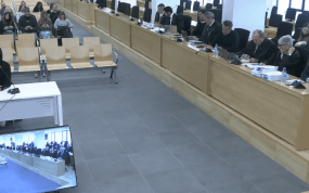 Jenni Hermoso declara ante el juez con la presencia de Luis Rubiales, acusado, en la sala.