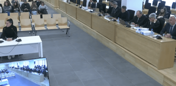Jenni Hermoso declara ante el juez con la presencia de Luis Rubiales, acusado, en la sala.