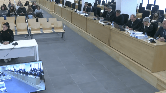 Jenni Hermoso declara ante el juez con la presencia de Luis Rubiales, acusado, en la sala.