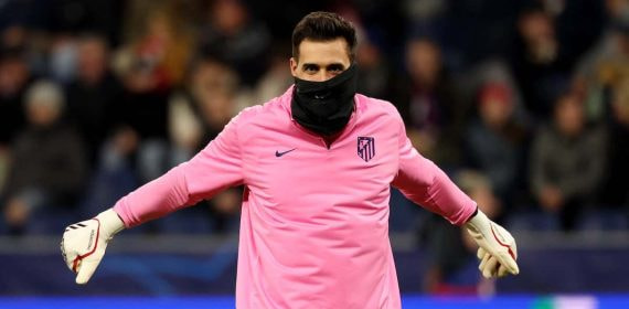 Juan Musso durante un calentamiento con el Atlético de Madrid.
