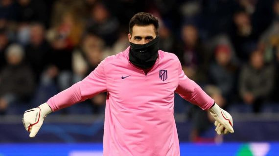 Juan Musso durante un calentamiento con el Atlético de Madrid.