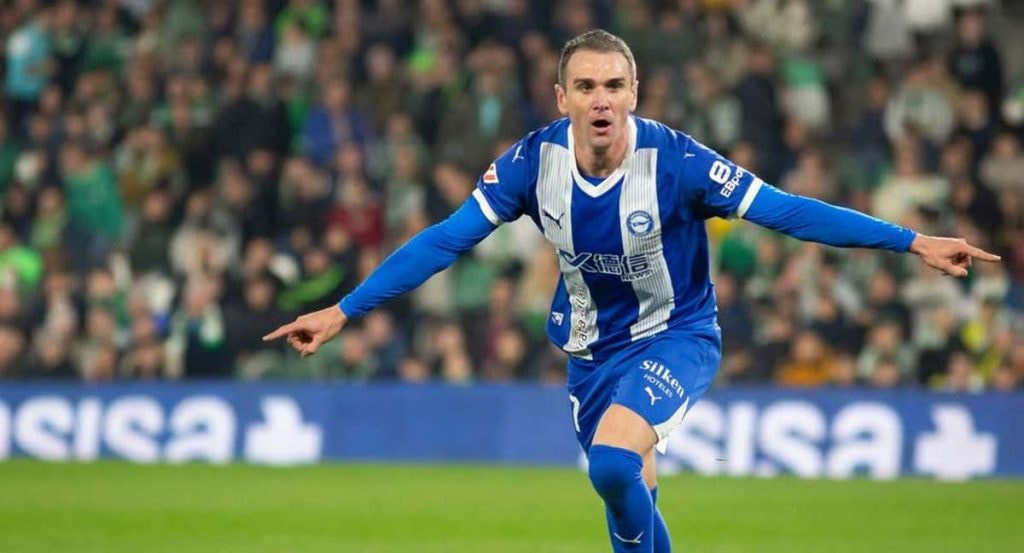 Kike García celebrando un gol esta temporada con el Alavés.