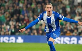 Kike García celebrando un gol esta temporada con el Alavés.